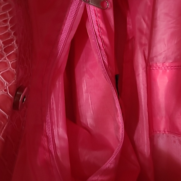 Elegant Pink Crocodile-Embossed Women's Bag - Picture 7 of 14